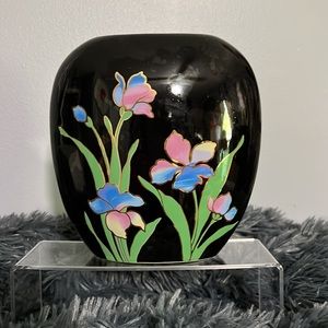 Vintage Japanese vase black floral. Papel